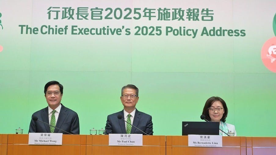 《施政報告》發表後,陳茂波與其他主要官員出席記者會闡述內容。(財政司司長辦公室圖片)