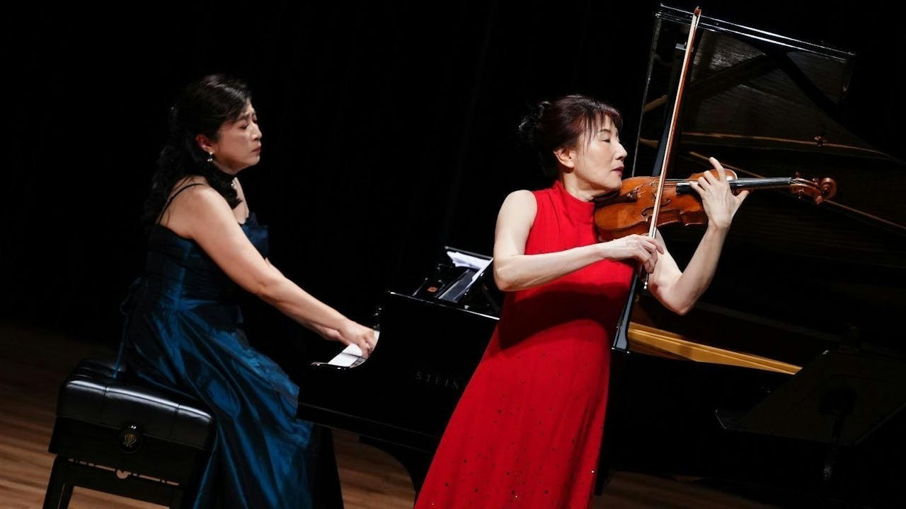 鄭慧與陳蓉暉用手指畫出星海音樂廳的唯美。