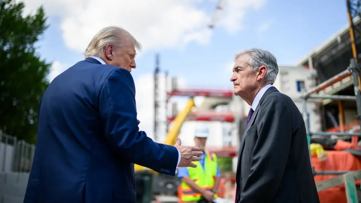 鮑威爾一方面多次重申聯儲局的獨立性，另方面市場預測9月會減息，這可能暫緩特鮑之間的衝突。（白宮圖片）