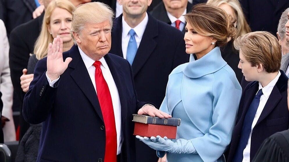 當《注定一戰》這本書在2017年出版時，正值是特朗普擔任美國總統的第一任，那時特朗普以及美國政界已經形成了一種強烈反對中國的態度。（Wikimedia Commons）