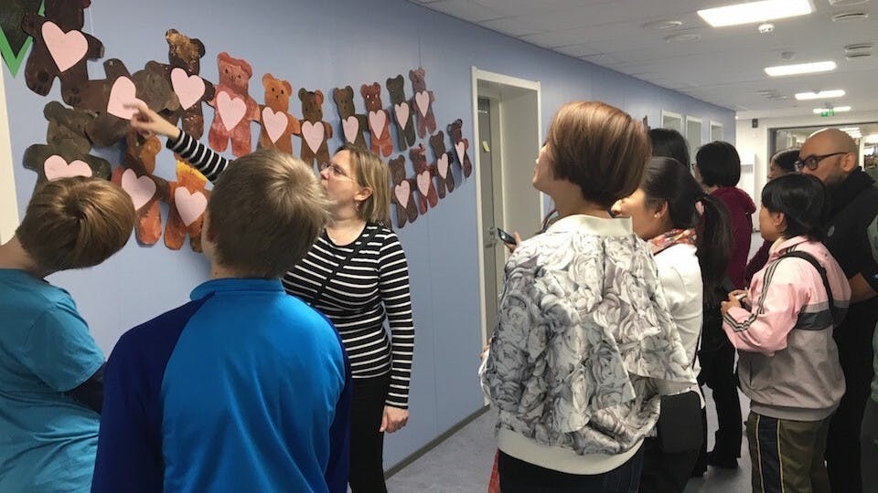 大地圖是學生大作，寫滿不同語言的心意卡。