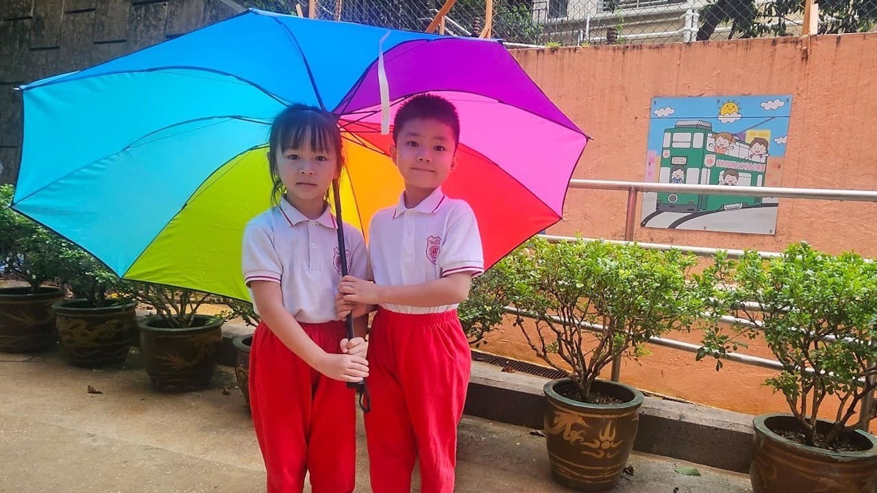 學生不僅要學會使用，還要懂得分享和朋友共用一把傘，體會友誼的溫暖。（作者提供）