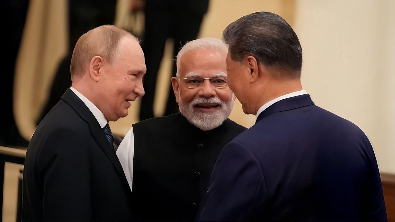 在2025年上合組織峰會，印度總理莫迪（中）與俄羅斯總統普京（左）和中國國家主席習近平（右）相談甚歡。（Shutterstock）