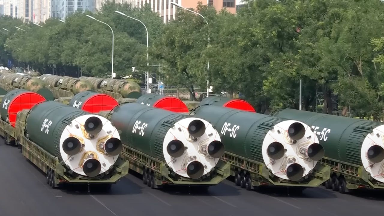 美國精英對中國的實力並不無知,閱兵所顯示出的武器之先進及士兵的紀律性,他們一早便知道。(央視重播截圖)