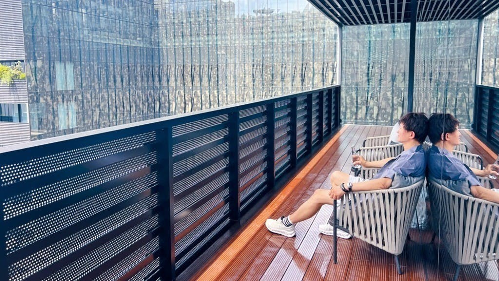 世界上建築面積最大的單體建築物——環球中心，與車水馬龍的雙向八車道天府大道就在我的腳下。（作者圖片）