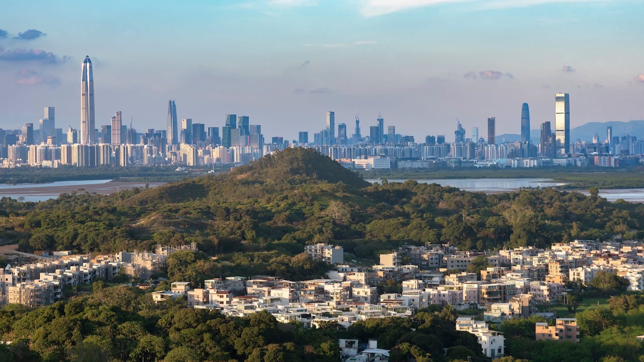 施政報告建議「產學創科人才交流計劃」,預示香港教育與創科產業的深度融合將邁出關鍵一步。(Shutterstock)