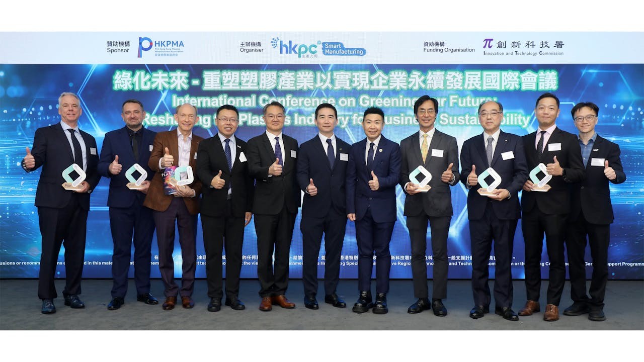 香港塑膠業廠商會會長孫榮聰(右五)、香港塑膠業廠商會主席許文偉 (左六)、香港生產力促進局首席創新總監都永海 (左四)，工業貿易署署長廖廣翔 (左五)， 聯同演講嘉賓包括國際知名材料科學權威兼Phantom Plastics LLC 創辦人 Dr. Chris DeArmitt (左三) 、循環經濟倡議專家兼TML Plastic Mongolia總經理 Mr. Frank Schepers (左一)，參與「綠化未來—重塑塑膠產業以實現企業永續發展」國際會議，推動塑膠產業綠色轉型。