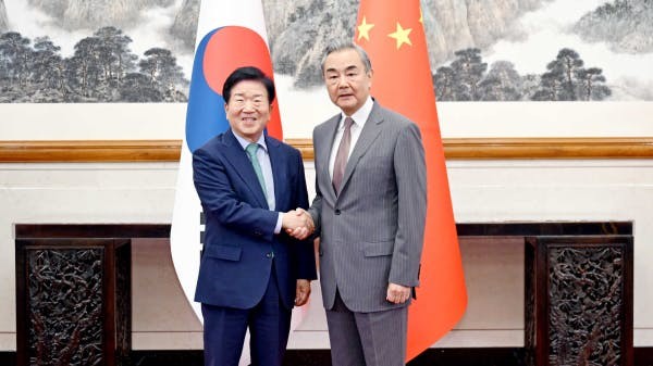 8月24日，中共中央政治局委員、外長王毅在北京會見韓國總統特使朴炳錫。（中國外交部）