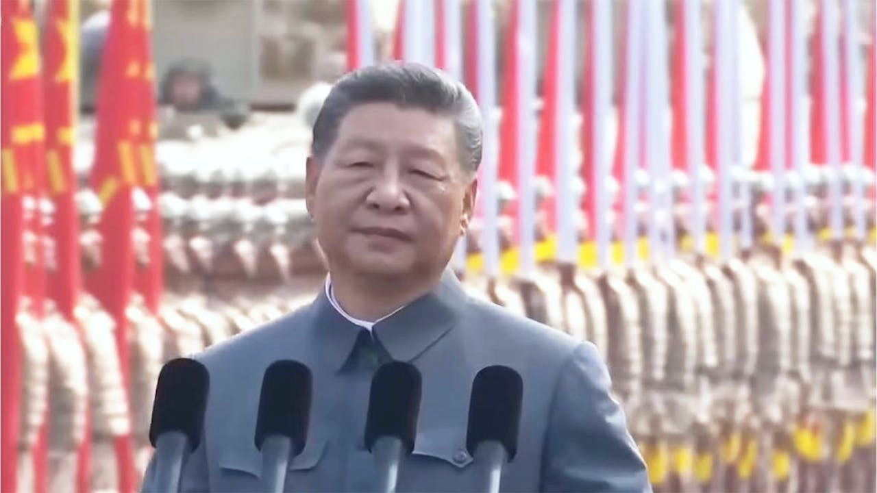 習近平主席閱兵講話指國家與民族平等相待、和睦相處、守望相助，才能維護共同安全。特朗普的「戰爭部」主張卻與此背道而馳。（央視重播截圖）