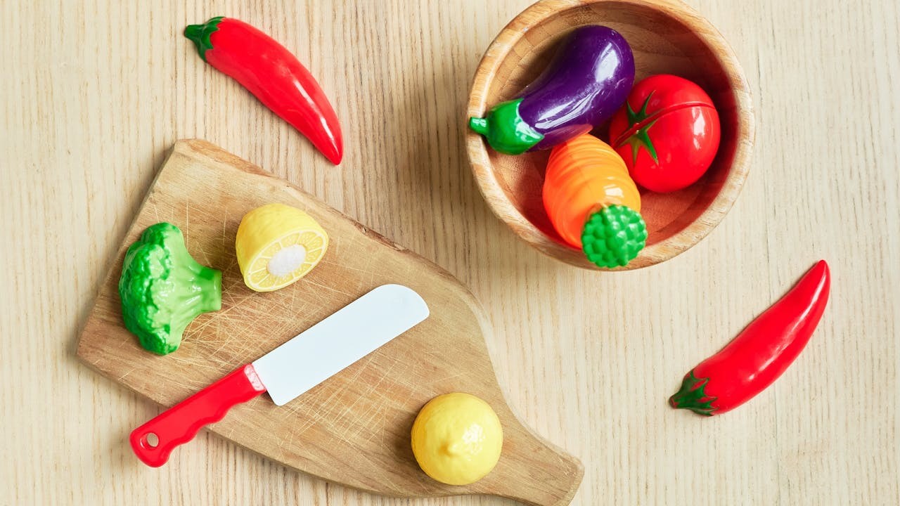 煮飯仔玩具有鍋、煲、碗碟盤，食器有刀叉筷子、調羹等等，一應俱全。（Shutterstock）