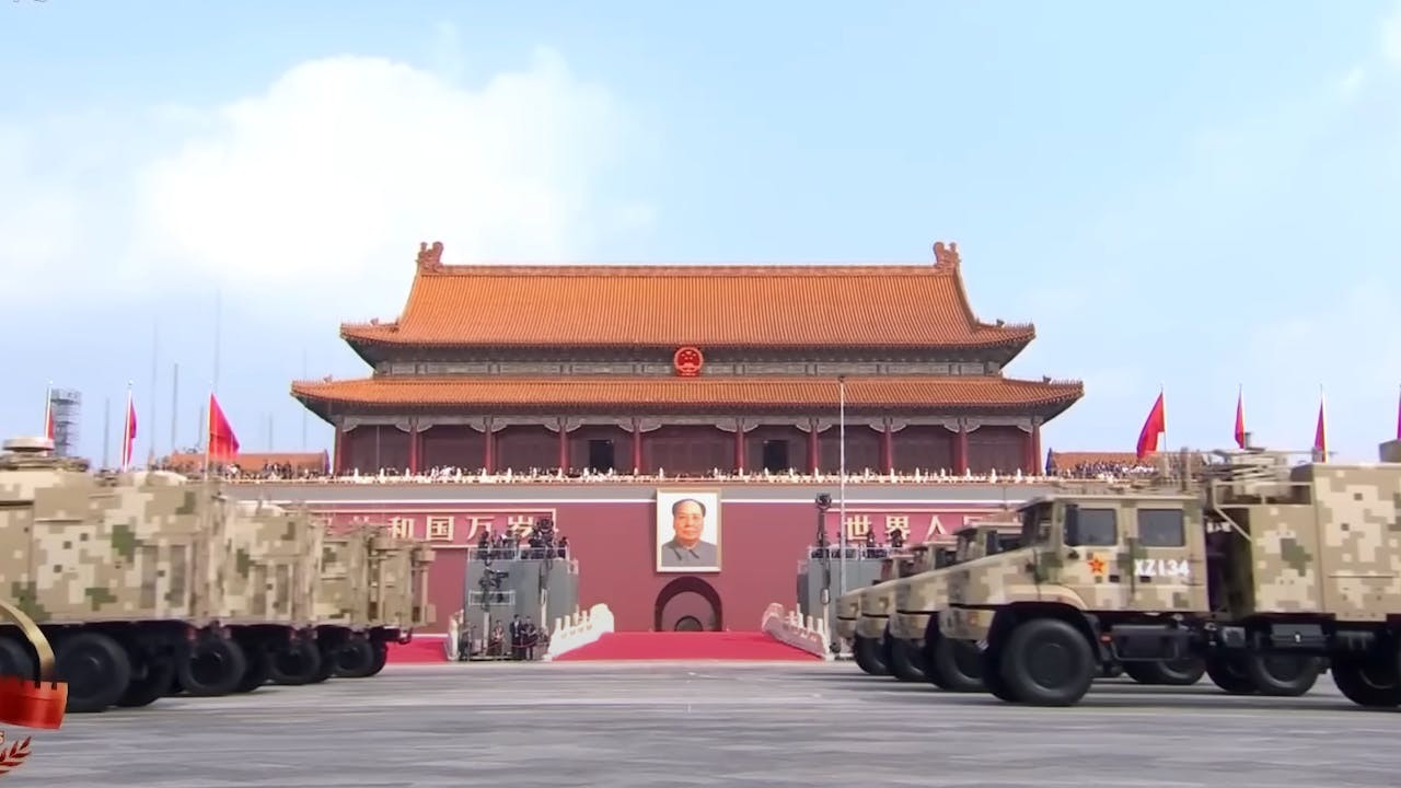 中國似乎已從戰後以德報怨的迷思醒悟過來，今次閱兵亦在告訴日本，在台海上搞小動作是要承受代價的。（央視重播截圖）