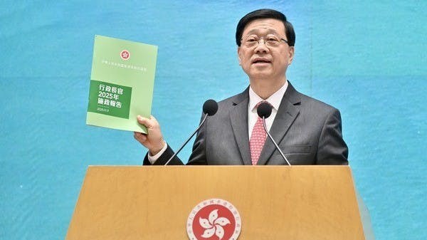 第四份施政報告擱置交椅洲填海造地的龐大計劃,將有限資源集中投放在北部都會區這個關鍵項目上,讓香港得以更快推進產業轉型升級。(政府新聞網影片截圖)