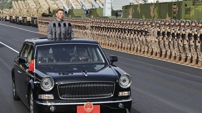 中共中央總書記、國家主席、中央軍委主席習近平檢閱受閱部隊。（中國政府網）