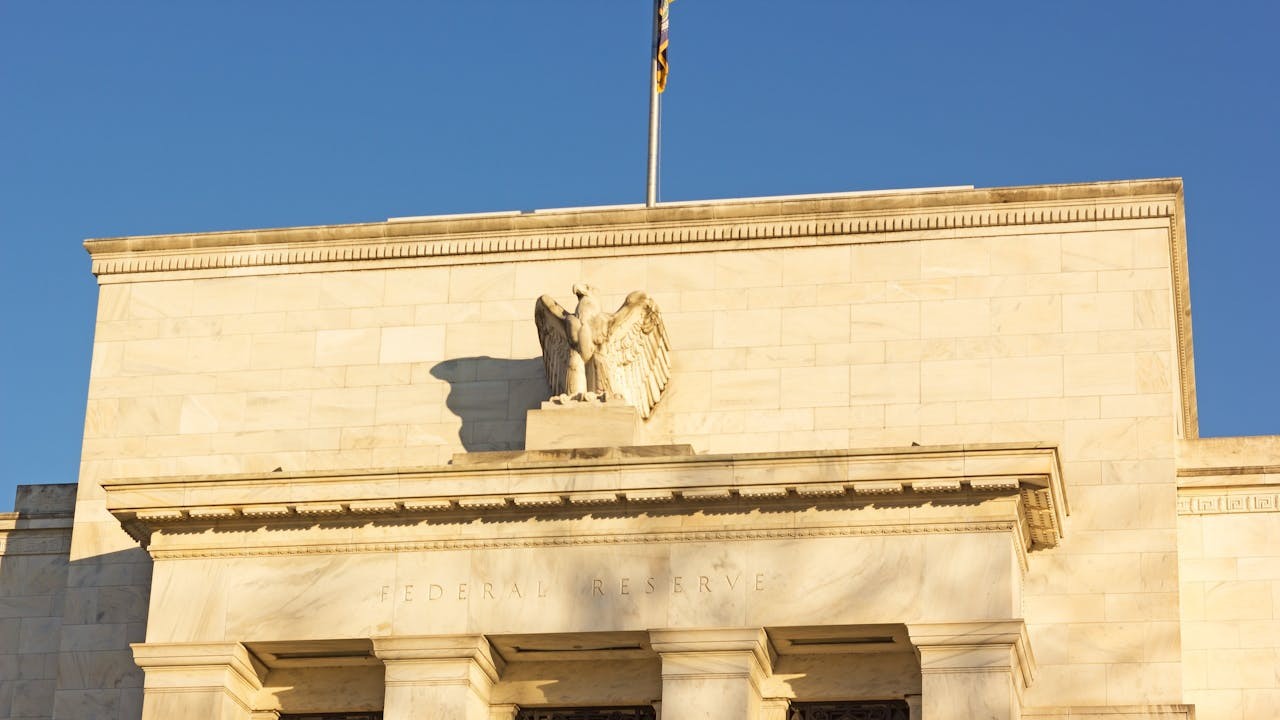 聯儲局這次減息來得太遲,已難以刺激美國經濟,只能發揮阻止經濟下滑的功能。(Shutterstock)