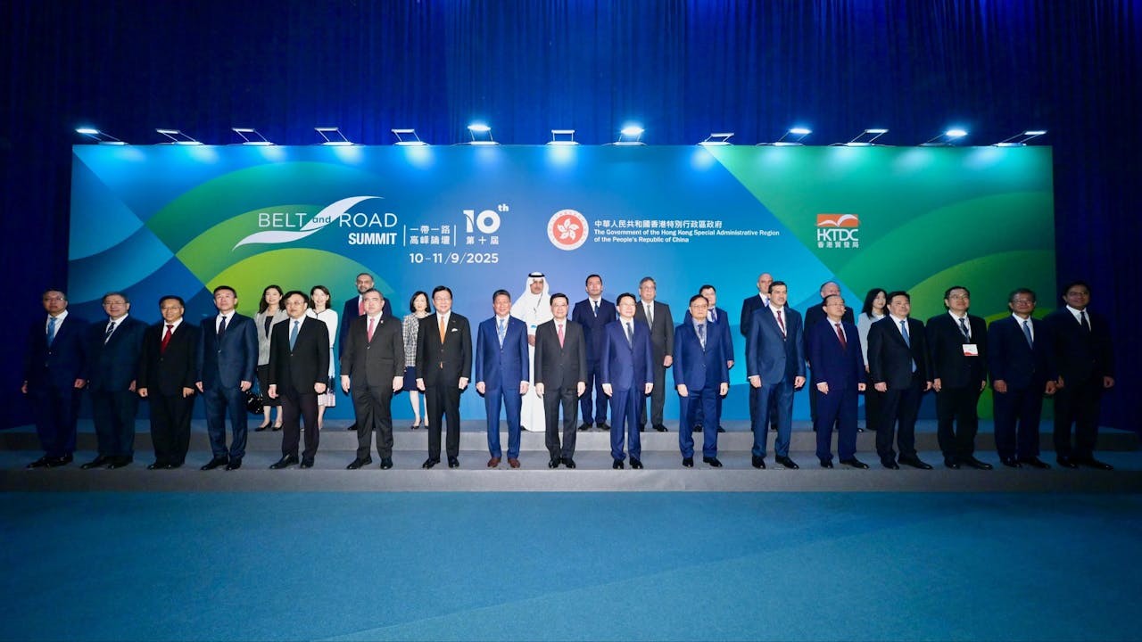 9月10日舉行的第10屆一帶一路高峰論壇，行政長官李家超（前排中）、中聯辦主任周霽（前排右八）、海南省委書記馮飛（前排左五）、商務部副部長鄢東（前排右五）、國務院國有資產監督管理委員會副主任李鎮（前排左四）、國家發改委副秘書長肖渭明（前排右四）、外交部駐港特派員崔建春（前排左三）等嘉賓出席。