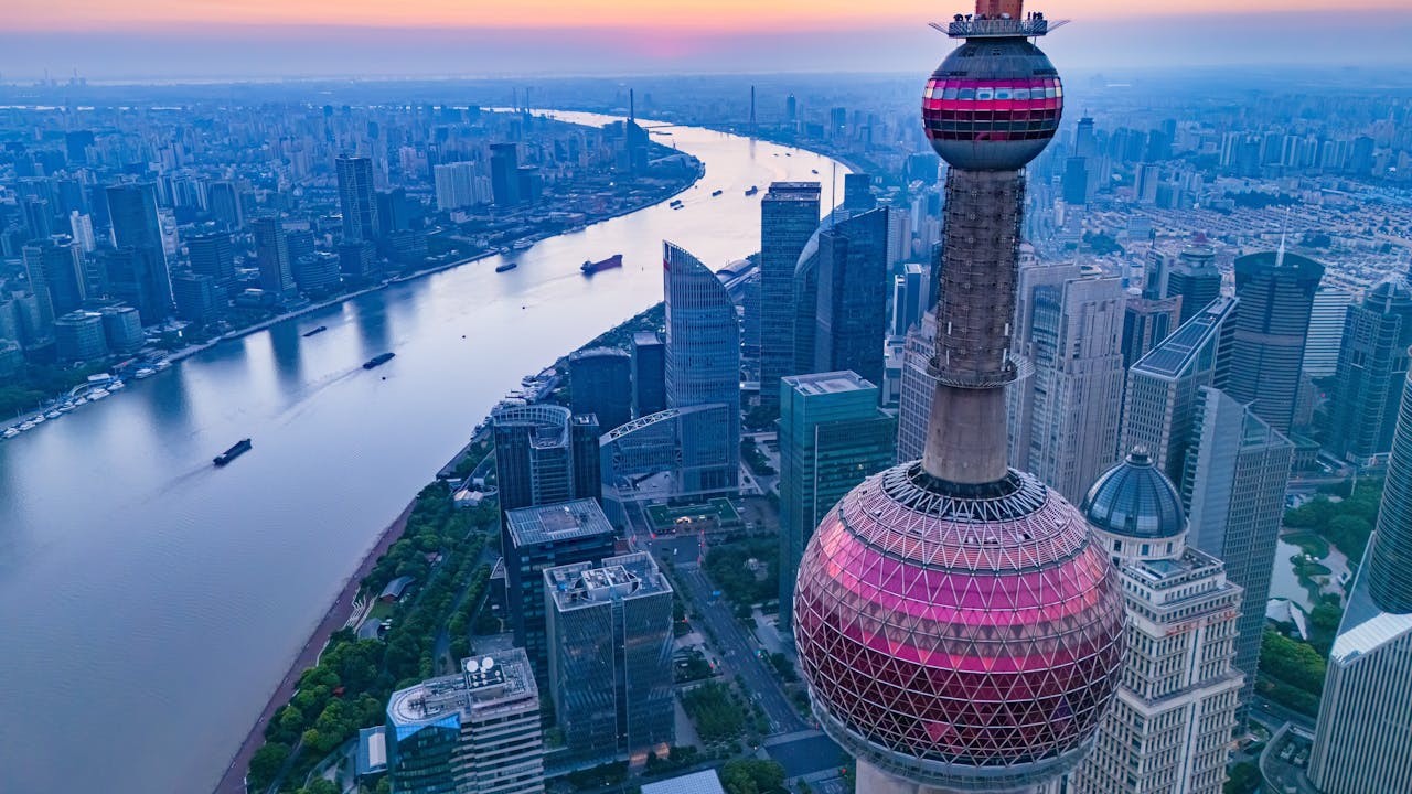 全球營收52.9萬億美元，中國佔15%。（Shutterstock）