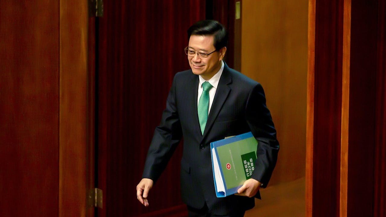 早前樽裝水招標事件引發軒然大波,盧兆興認為,很可能部分政府官員在樽裝水事件的表現,引發起特首要加快出台部門首長責任制。(Shutterstock)