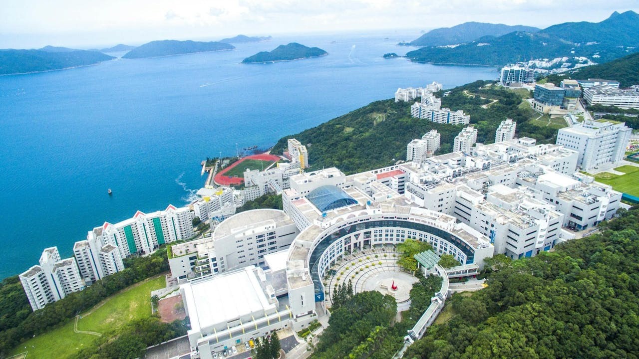 香港科技大學校園佔地150英畝，眺望西貢半島上清澈怡人的清水灣。這一帶被譽為香港戶外活動愛好者的天堂之一。（香港科技大學提供）