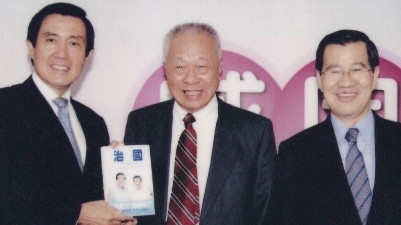 葉萬安很少站在鎂光燈下宣布政策，卻是政策穩定推進的無形支柱。2008年4月10日，葉萬安（中）與時任總統馬英九（左）、副總統蕭萬長（右）合影。（葉萬安圖片）