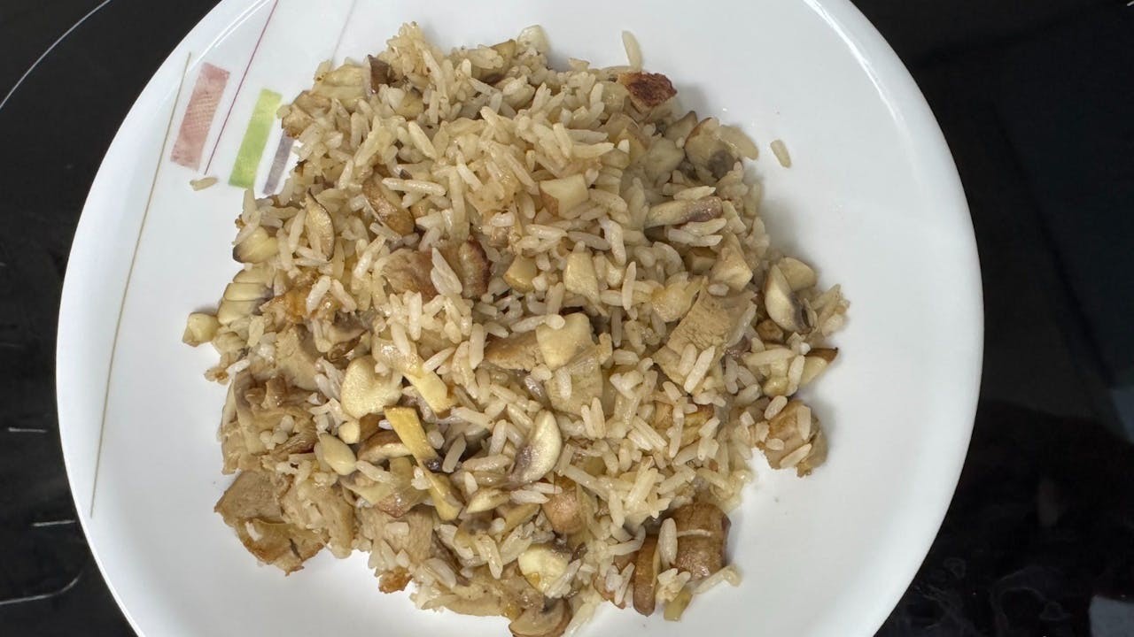 一鍋熱氣騰騰的鴨胸蘑菇炒飯，不僅暖胃，更蘊含着中醫食療的智慧，悄然回應着季節與身體的需要。