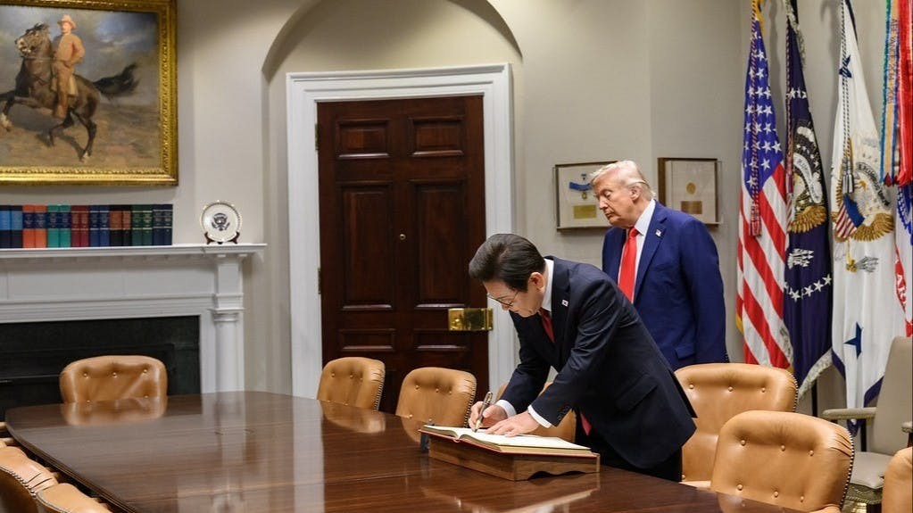 韓國總統李在明的簽名筆筆身刻有韓國太極圖案及傳統鳳凰圖騰，特朗普識貨地對這支充分展現東方極簡美學的鋼筆讚不絕口。（白宮Flickr）