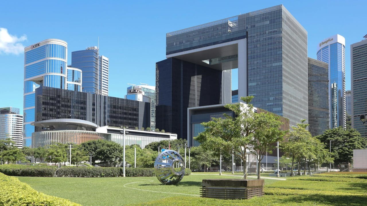 現在對公務員有更多工作和政治的要求了，公務員要打醒十二分精神，否則又會消失在滔滔大潮之中。（Shutterstock）