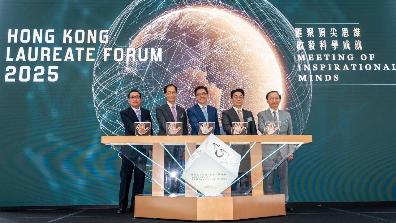 「香港桂冠論壇2025」發布會9月15日於中環The Henderson舉行。左起：邵逸夫獎基金會主席陳偉文博士、桂冠論壇委員會主席唐偉章教授、創新科技及工業局局長孫東教授、恒基兆業地產集團主席暨李兆基基金董事李家誠博士、恒基集團副主席暨李兆基基金董事林高演博士。