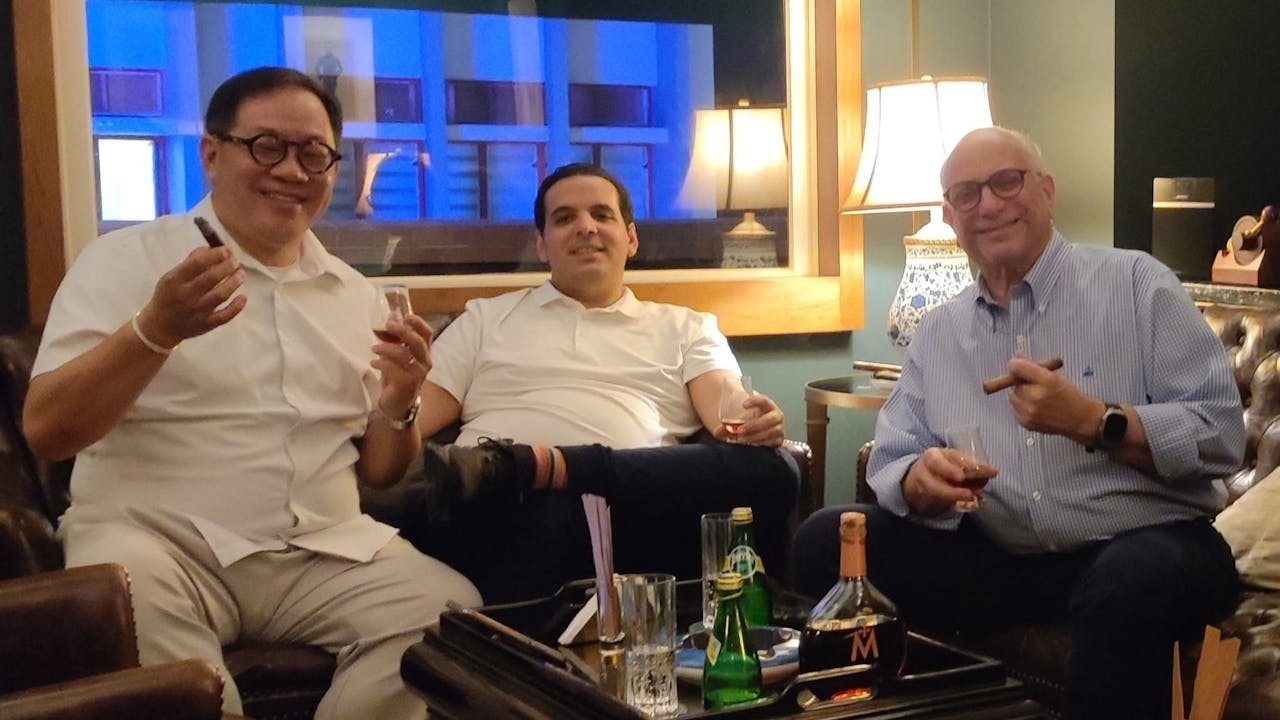Lewis（左一）與好友嘆雪茄、喝威士忌，他笑言自家代理的多明尼加雪茄，正過555香煙或印尼clover。