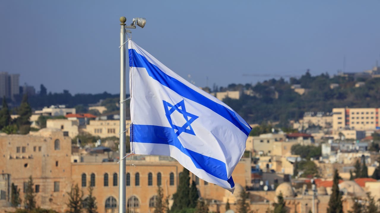 即使伊朗還擊,特拉維夫受損,2025年初至8月期間以色列股市仍上升29.5%。(Shutterstock)