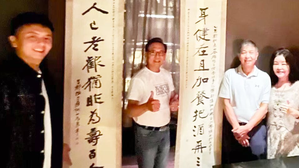 趙子瞻(左二)談及尋寶的經過,勾起了昔日台北牯嶺街的種種回憶。