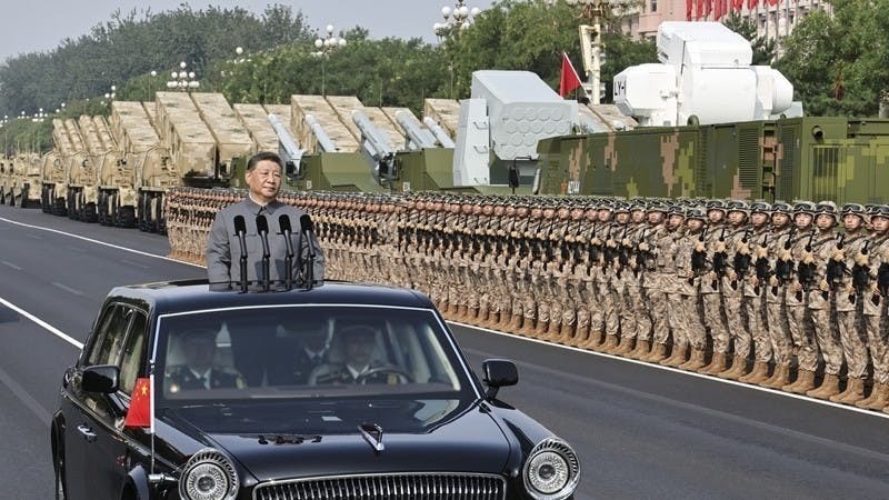 習近平紅旗車上檢閱部隊。（中國政府網）