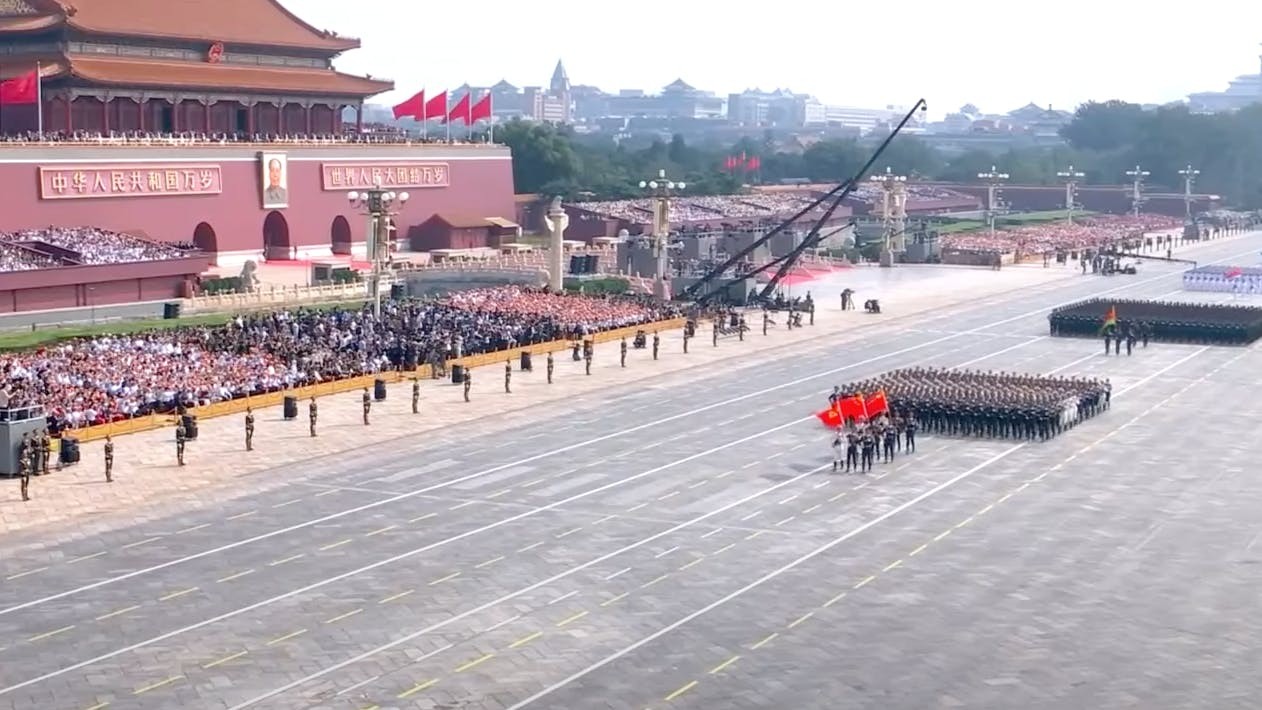 9月3日那天,當我們看到整齊劃一的方陣、井然有序的現場,我們看到的是一個國家從苦難中走來的底氣,也是一個民族面向未來的自信。(央視重播截圖)