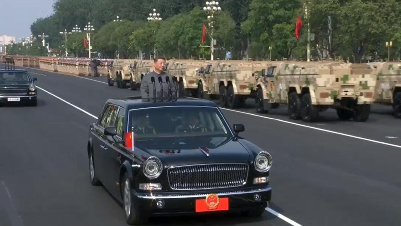 中共中央總書記、國家主席習近平檢閱部隊。（港台視像新聞截圖）