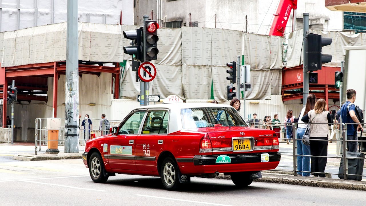 等了十多年，香港的網約車服務條例草案終於在立法會審議。（Shutterstock）