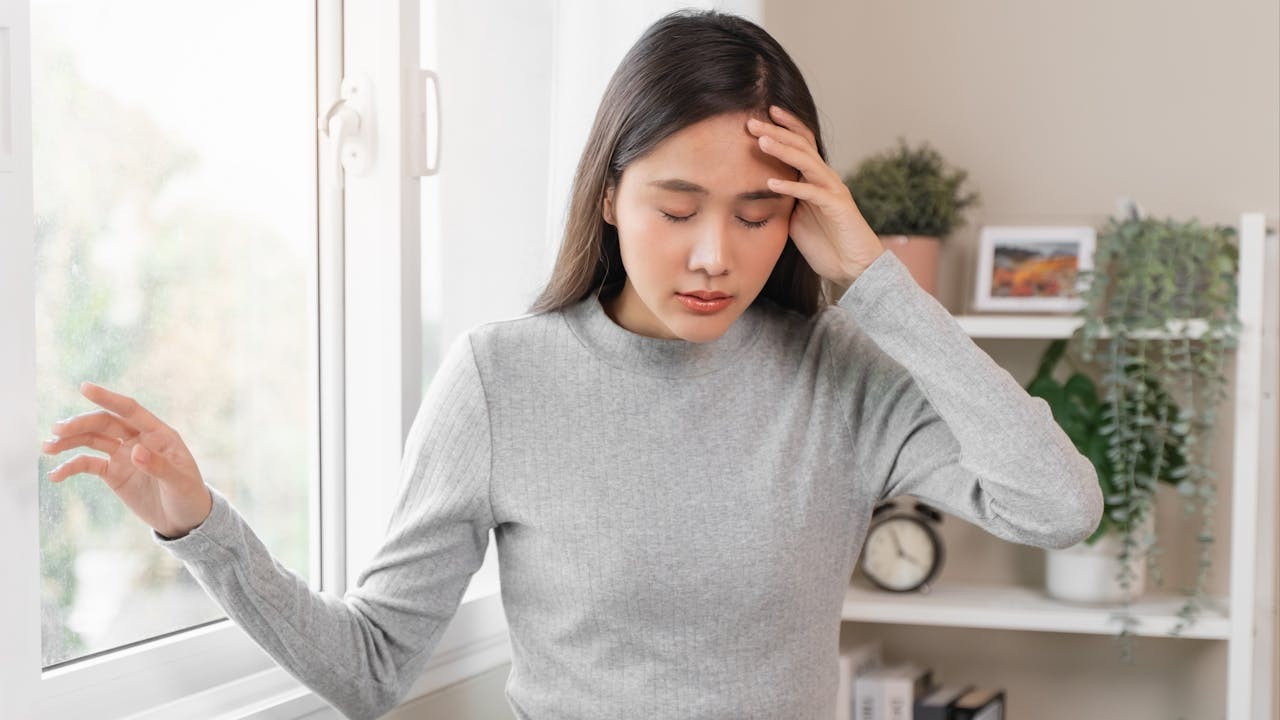 姿勢性低血壓發生原因主要是因為站立時血壓突然下降，導致腦部短暫供血不足。（Shutterstock）