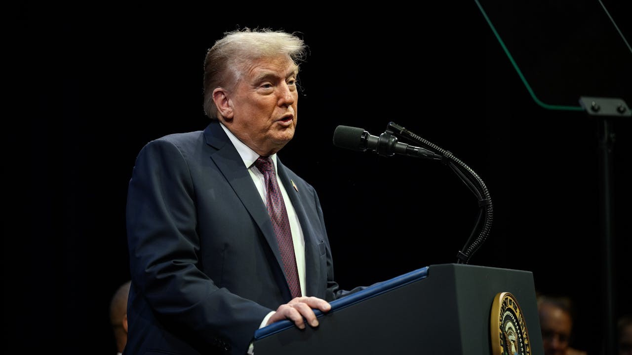 特朗普是老派，而且老派得來品味不高。但不稱Defense而稱War，寓意甚深，符合他的治國理念。（白宮Flickr）