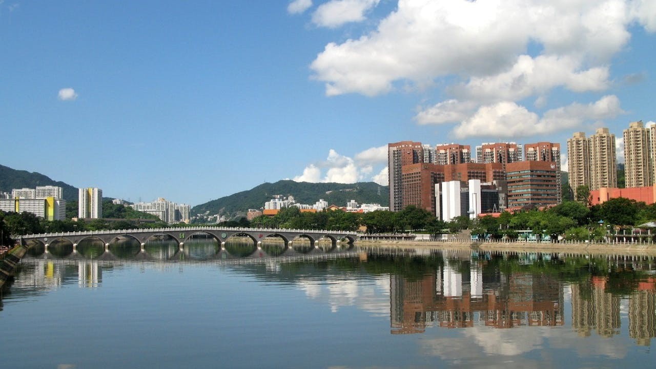 1972年推出的10年建屋計劃是麥理浩最具標誌性的政績，計劃亦帶動沙田、屯門、荃灣等新市鎮興起。（Wikimedia Commons）