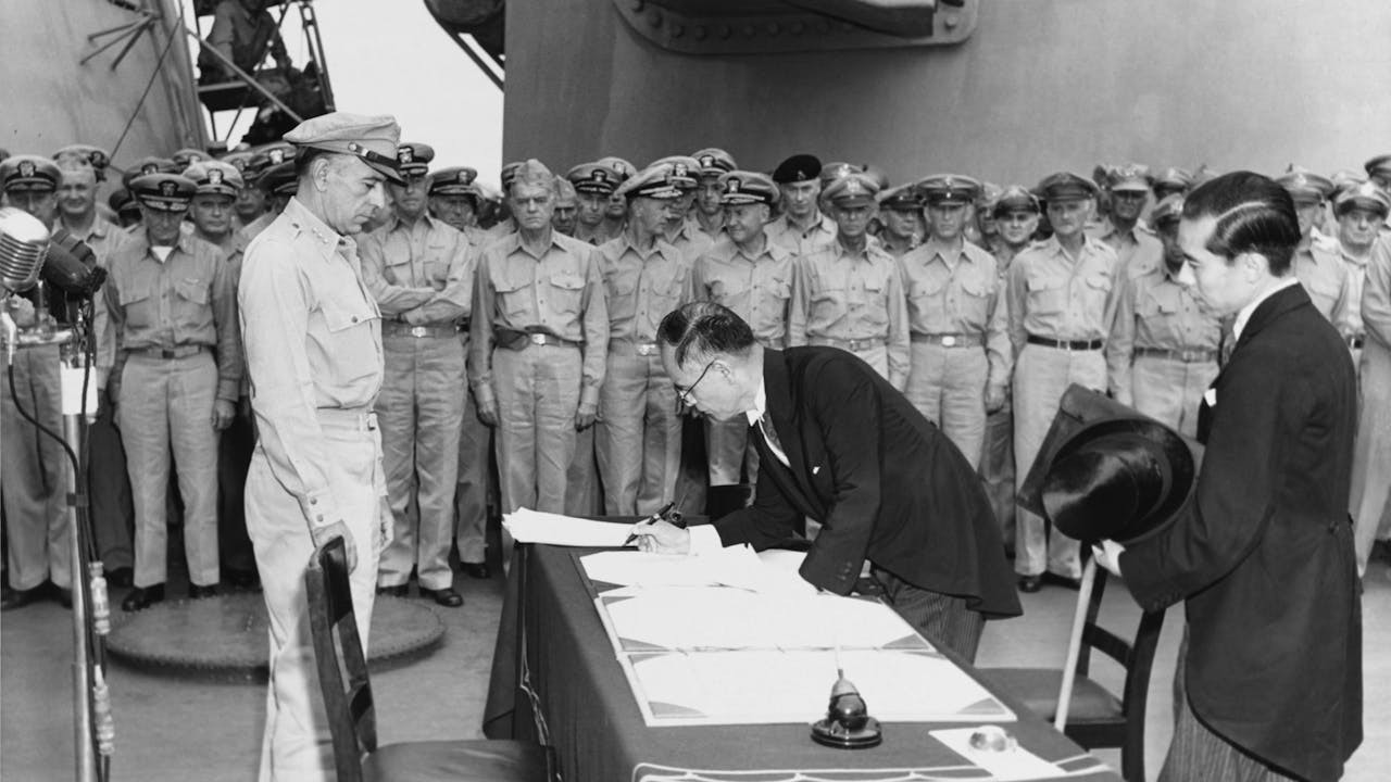 1945年9月2日,日本外務大臣重光葵在美國密蘇里號戰艦上簽署《日本投降書》,美國將軍在旁見證。(Wikimedia Commons)