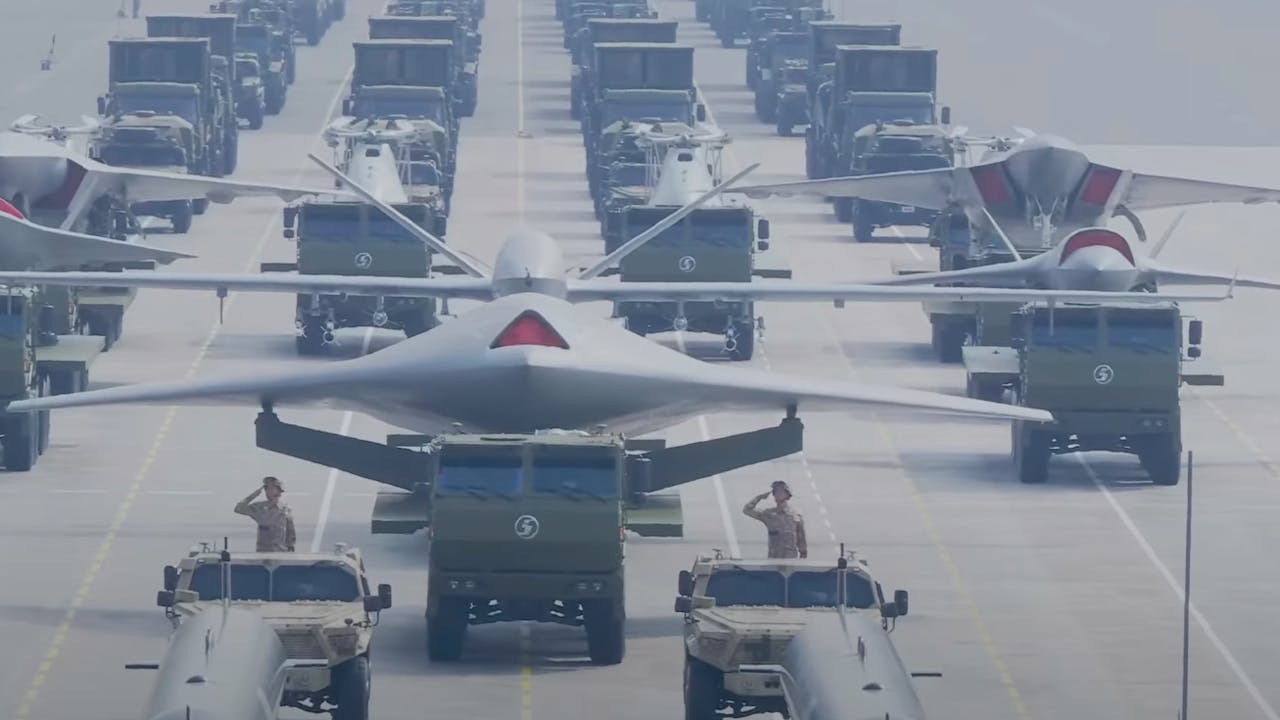 中美軍備武器差異對比，暫時可看出中國的技術方向是高超音速、無人智能、網電攻防方面為主。（央視截圖）