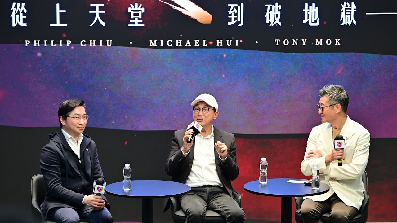 知名演員許冠文（中）與香港中文大學醫學院趙偉仁院長（左）、副院長（科研轉化及創業）兼腫瘤學系系主任莫樹錦教授分享對死亡的看法。