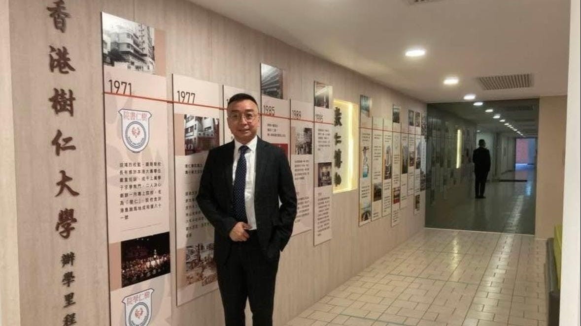 作者參觀香港樹仁大學,了解辦學歷史。(作者提供)
