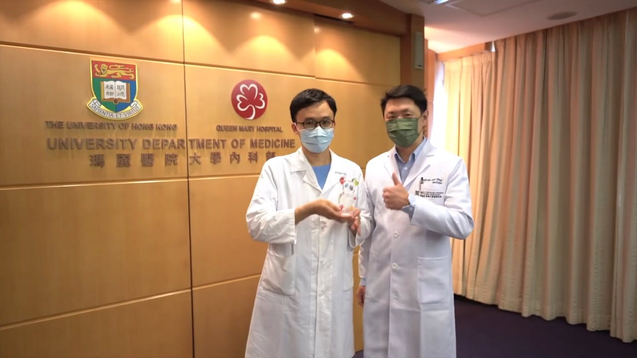 譚永輝醫生（左）榮獲2022年度醫院管理局優秀青年，右為提名人、香港大學臨床醫學學院內科學系講座教授孔繁毅醫生。(醫管局視頻截圖）