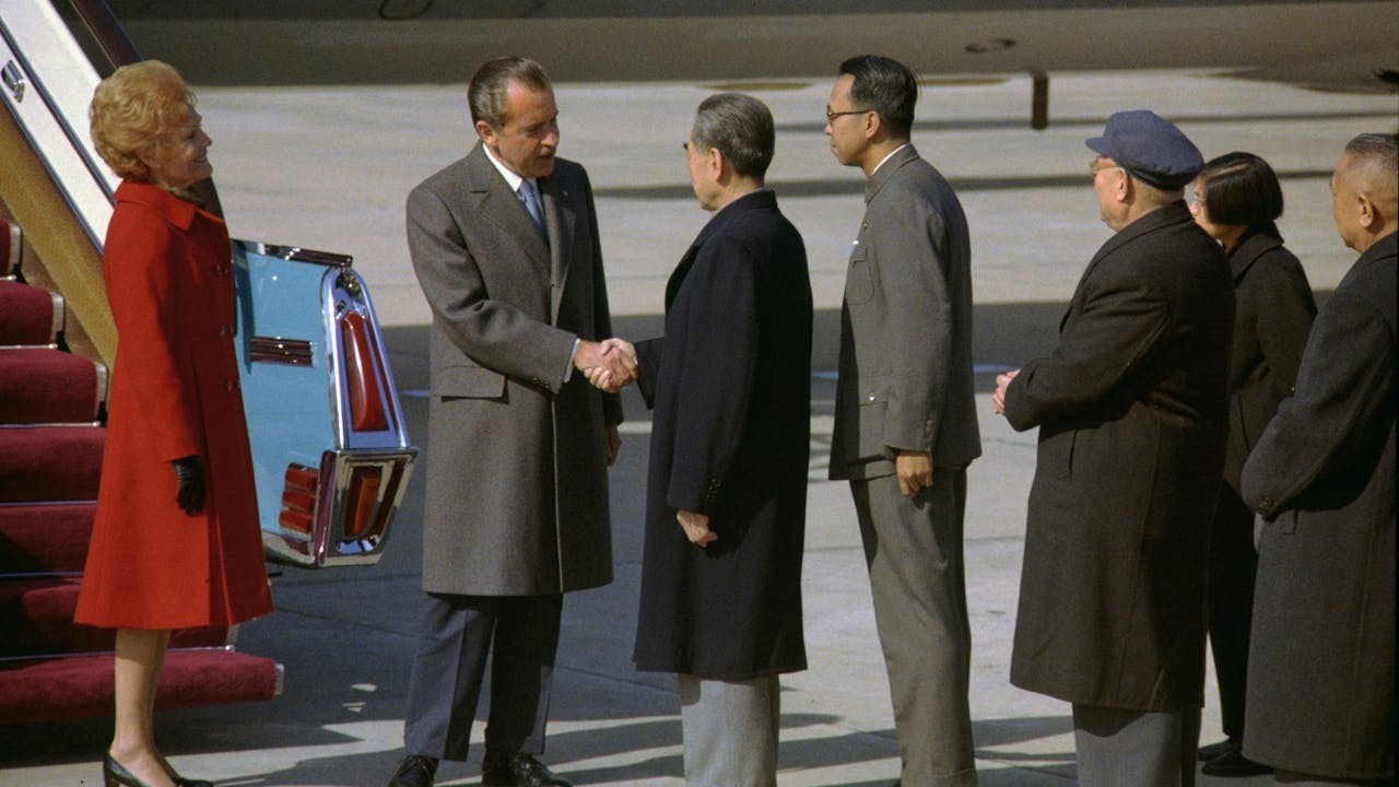 1972年，我們除了見證尼克遜（左二）抵達北京的歷史時刻，更留意他訪華行程的每個細節，討論中美關係的新發展。（Wikimedia Commons）