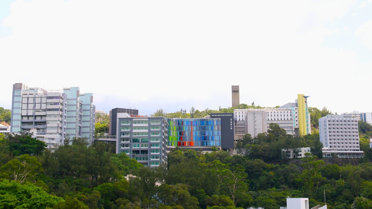 香港中文大學成立於1963年，以「結合傳統與現代，融會中國與西方」為使命。