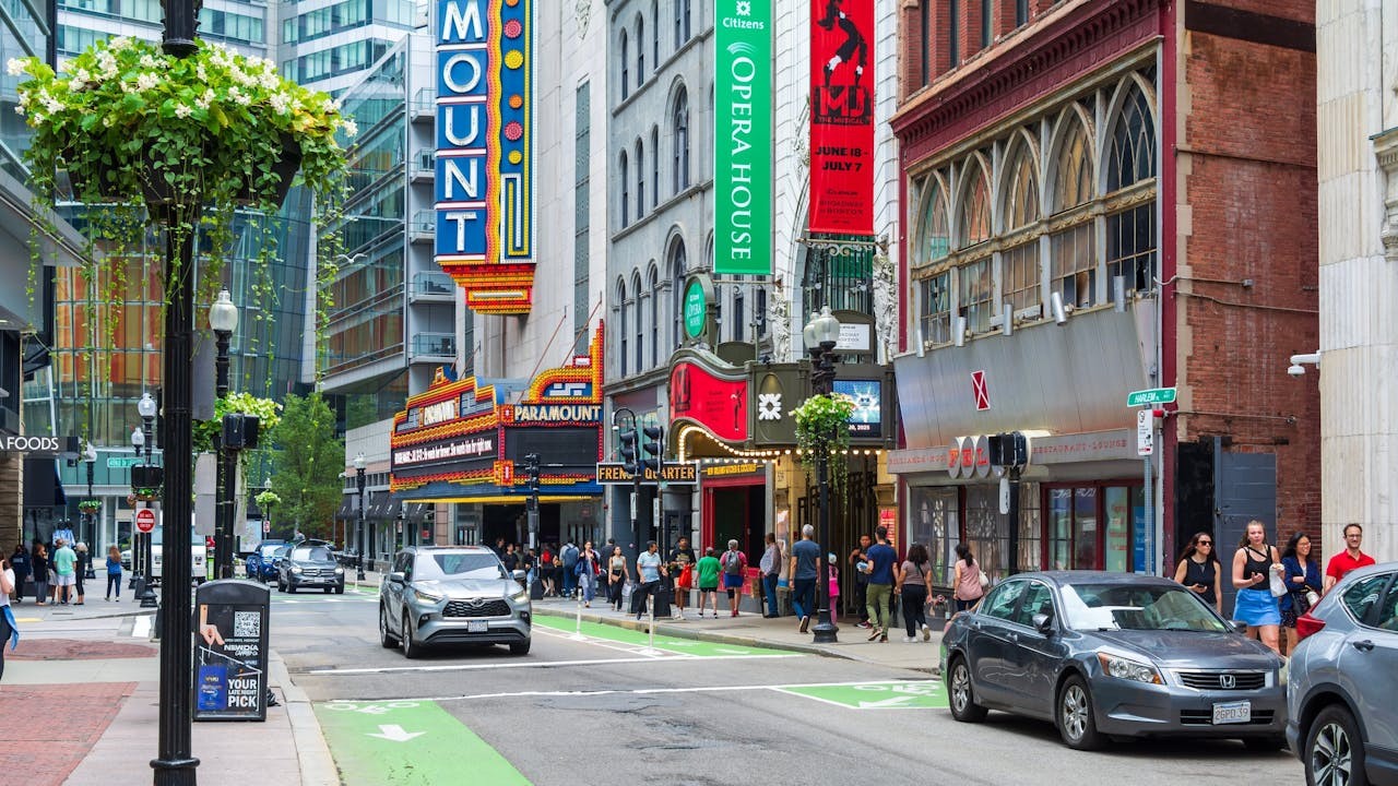 有些人指出只900多個 billionaires ，已擁有約7 萬億美元，多過美國中間之下50%人民的財富總和。（Shutterstock）