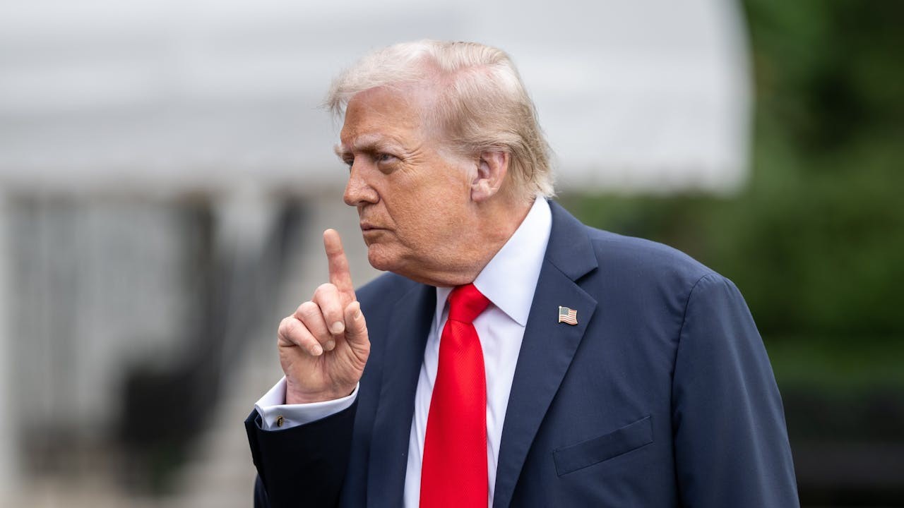 美統顯然是得悉他的偉大政策引起恐慌，立即澄清：10萬美元並非年費，而是一筆過。（白宮Flickr）