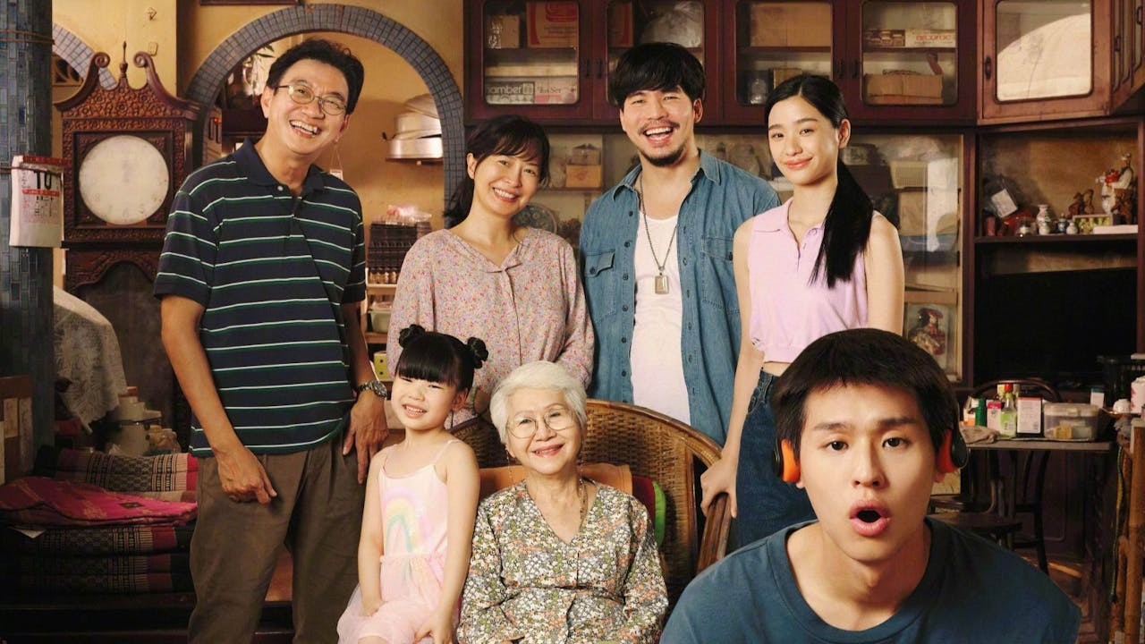 負責照料的阿安由初期的漫不經心，漸漸與外婆生起感情。（《全職乖孫》海報》