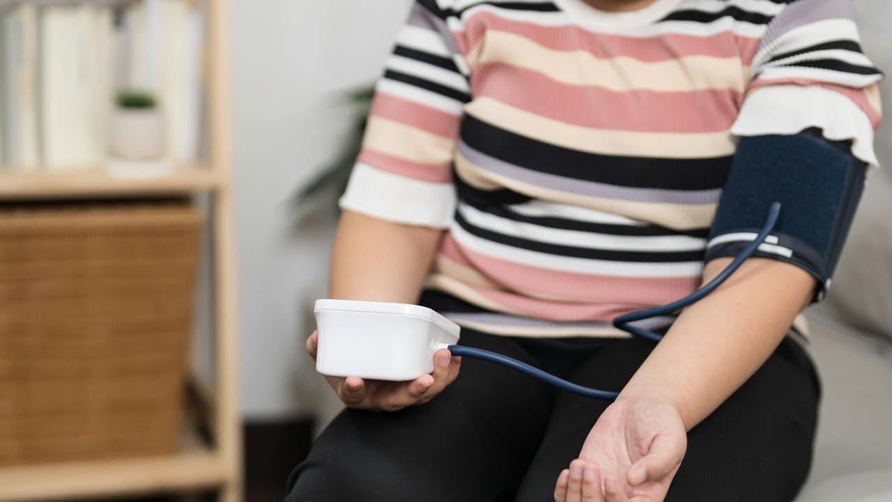 替病人施針後，老婆婆鼻子馬上通了，血壓也比來時降了不少。（Shutterstock）