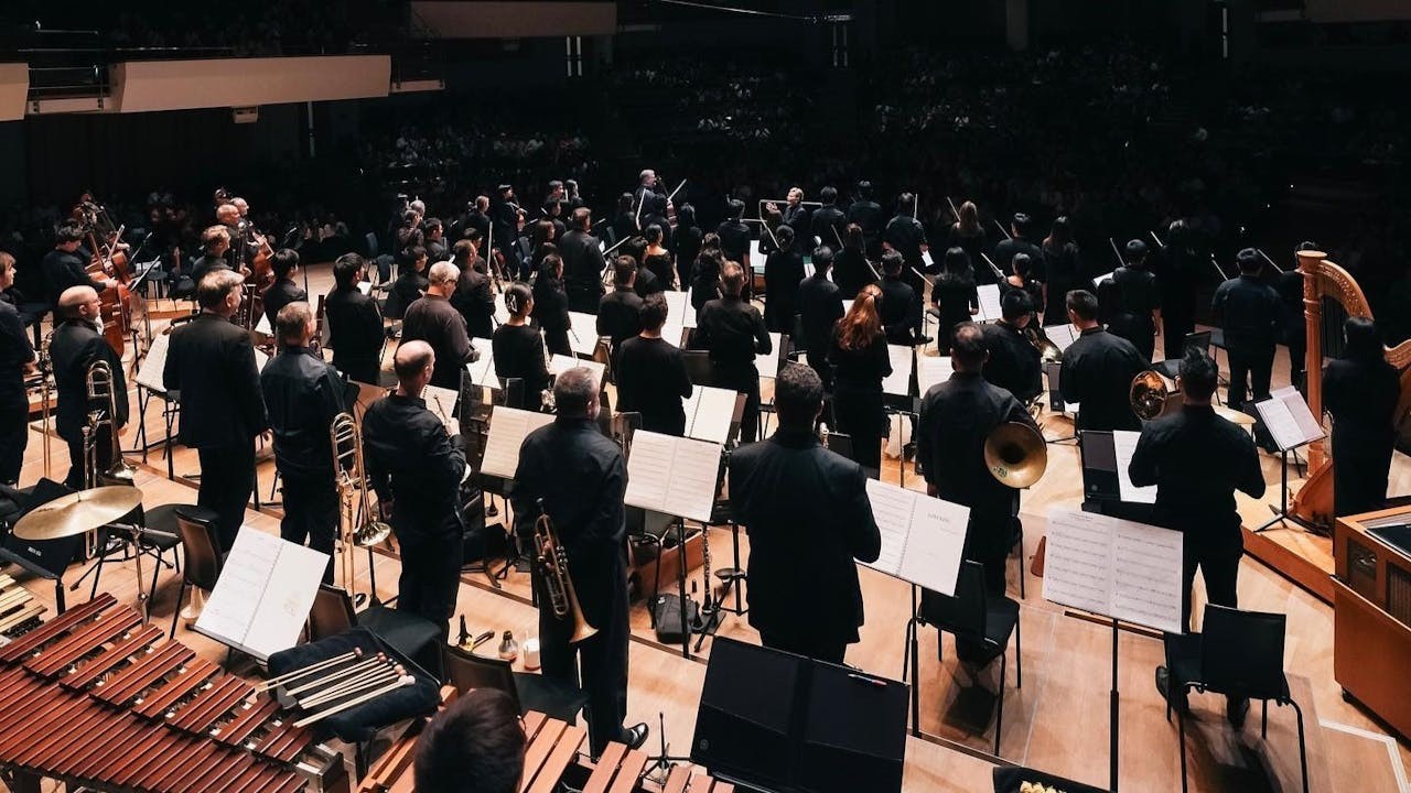 港樂轉為職業樂團後，由專人負責策劃節目及客席音樂家來團演出、招聘本團外籍樂師、推廣等大量工作。（香港管弦樂團Facebook）