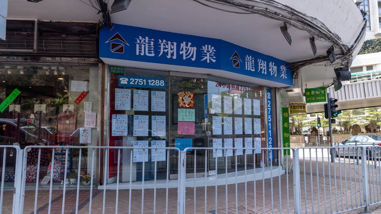 估價下跌，銀行會追客戶補差額，反之估價上升，銀行有權唔借。（Shutterstock）